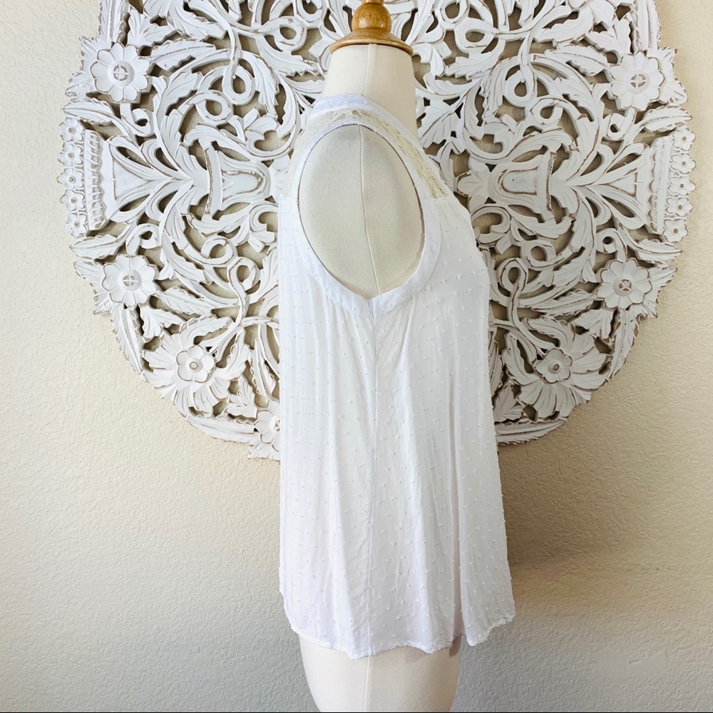 {Edme & Esyllte} White Textured Sleeveless Top - Picture 4 of 7